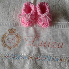 Toalha bordada nome Luiza e sapatinho rosa