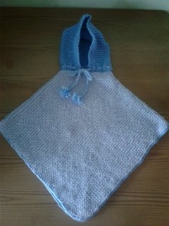 Poncho Azul em Tricô Com Capuz para Bebê até 12 meses