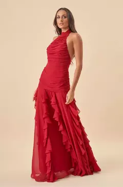 Vestido de festa longo vermelho com detalhes em camadas, disponível para locação na unidade de Taguatinga.