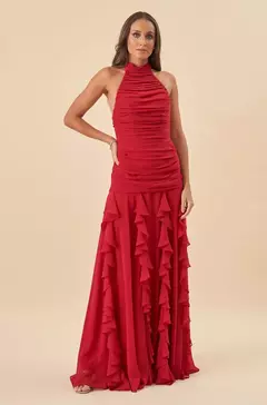 Vestido de festa longo vermelho com detalhes em camadas, disponível para locação na unidade de Taguatinga.