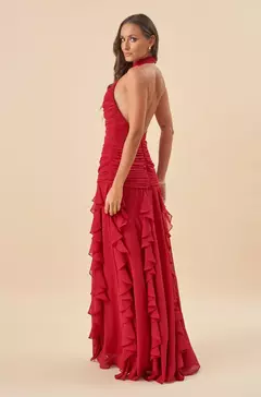 Vestido de festa vermelho longo com detalhes em babados, disponível para locação na unidade de Taguatinga.