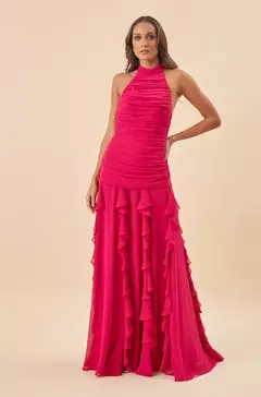 Vestido de festa longo na cor rosa, com detalhes em camadas, disponível para locação na unidade de Taguatinga.