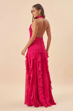 Vestido de festa longo na cor rosa, com detalhes em camadas e decote nas costas, disponível para locação na unidade de Taguatinga.