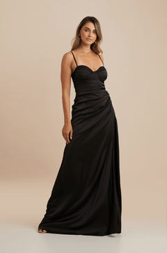 Vestido de festa longo preto com detalhes drapeados, modelo feminino, disponível para locação na unidade de Águas Claras.