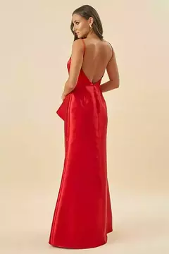 Vestido de festa vermelho com decote nas costas, disponível para locação na unidade de Águas Claras.