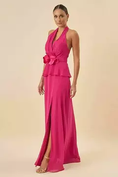 Vestido de festa rosa com decote halter e detalhe de flor na cintura, disponível para locação em Taguatinga.