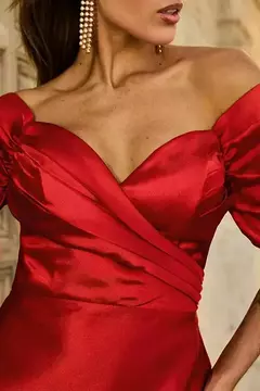 Detalhe do vestido midi vermelho com decote em V e mangas bufantes, disponível para locação.