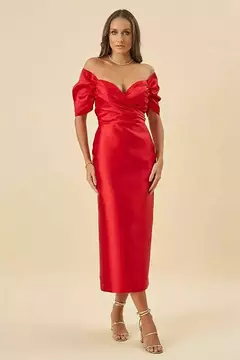 Vestido midi vermelho com decote em V e mangas bufantes, modelo elegante para locação.