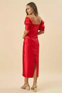 Vestido midi vermelho disponível para locação, visto de costas, com detalhes em mangas bufantes e fenda na parte de trás.