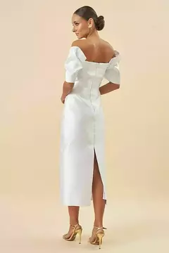 Vestido midi branco com detalhes de manga bufante, visto de costas, com fenda na parte de trás.