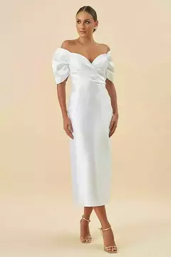 Modelo vestindo um vestido midi branco com mangas bufantes, em fundo neutro.