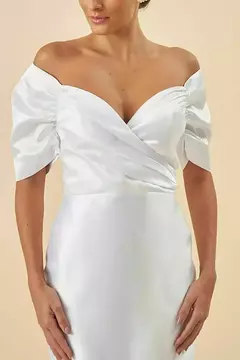 Vestido midi branco com decote em V e mangas bufantes, disponível para locação.