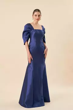 Vestido de festa azul com mangas bufantes, disponível para locação.