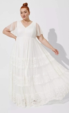 Vestido longo branco plus size com estilo boho chic, mangas de tule e detalhes em renda, perfeito para um visual elegante e descontraído.