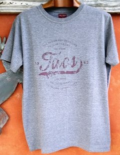 Remera de hombre estampa Taos firma