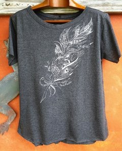 Remera de mujer estampa pluma grande - comprar online