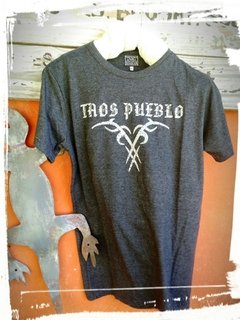 Remera de hombre color gris oscuro melange estampa Taos Pueblo Tatoo