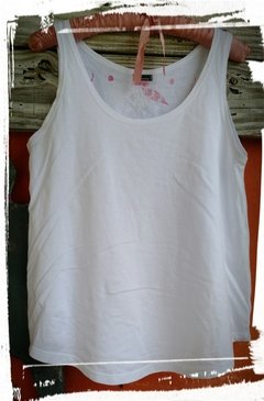 Musculosa de mujer blanca estampa Catcher en espalda