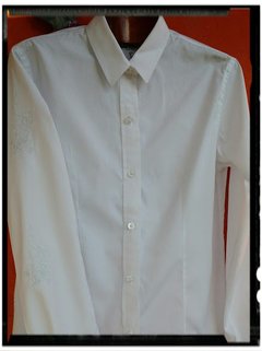 camisa de mujer blanca con bordado en manga