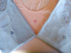 Musculosa de mujer estrella bordada rosa melange, gris melange, celeste melange en internet