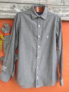 Camisa de hombre rayada gris