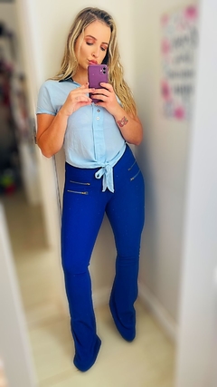 Calça flare azul marinho detalhe zíperes