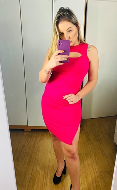 Vestido midi canelado rosa com fenda (U)