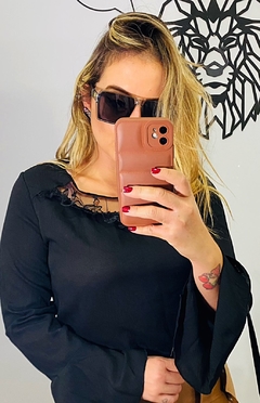 Blusa manga longa preta detalhe tule