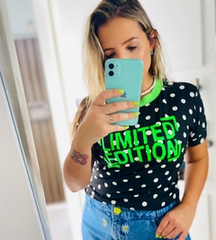 T shirt preta e verde neon bolinhas "Limited Edition"