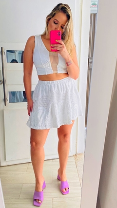 Conjunto cropped e saia rodado branco