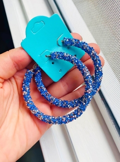 Brinco argola glitter azul e prata