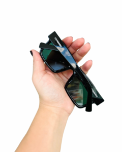 Óculos de sol Hilo unissex quadrado preto lentes verdes - comprar online