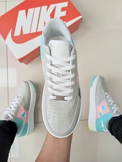 Nike Air Force Holografico Cinza/Rosa/Verde na internet