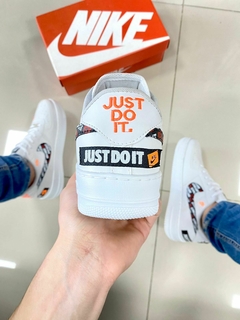 Nike Air Force Just do It Branco/Laranja na internet