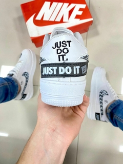 Nike Air Force Just do It Branco/Preto na internet