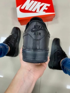 Nike Air Force 1 Preto na internet