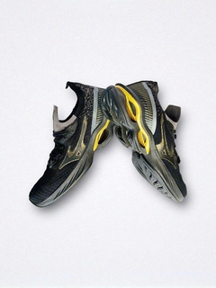 Mizuno Invictus 3 Premium Preto/Dourado