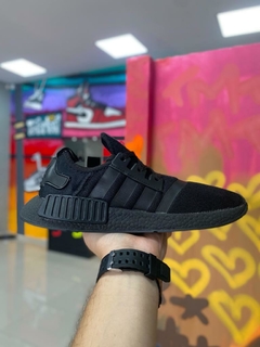 Adidas NMD preto na internet