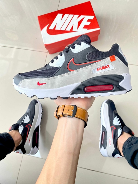 Air max 90 preto com sales bolinhas brancas