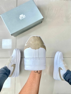 Air force 1 premium branco/DOURADO na internet