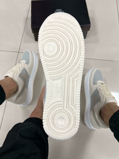 Air Force 1 Premium Bege/Cinza - Drop TM