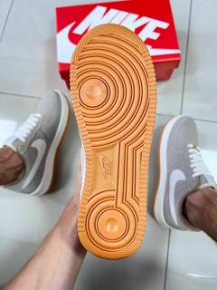 Air Force 1 Premium Bege/Caramelo - Drop TM