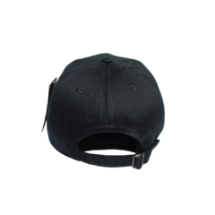 SNAPBACK LISO ABA CURVA PRETO na internet