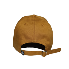 SNAPBACK ABA CURVA MODELO COREANO OCRE COM BOTON na internet