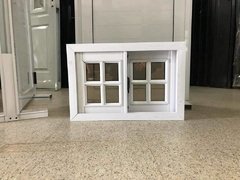 Ventana de 80x60, aluminio blanco, vidrio repartido, con vidrio.