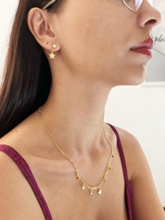 CONJUNTO BRINCO E COLAR COM PINGENTES ESTRELAS E LUAS FOLHEADA A OURO 18K - CONJ0103D na internet