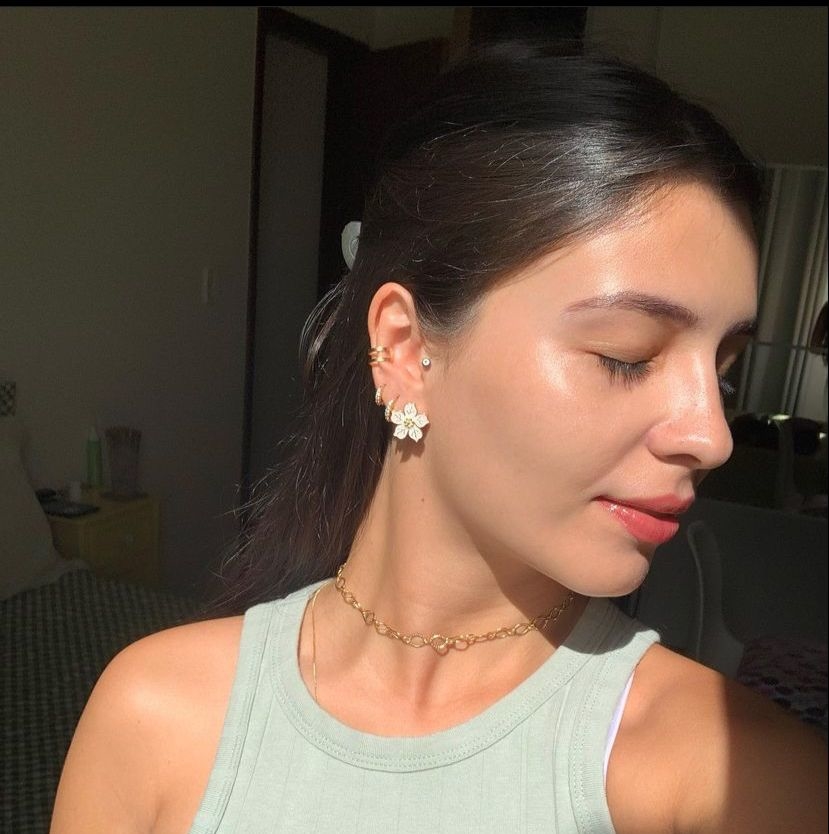 Piercing Tragus Pino Aço e Pingente Folheado a Ouro 18k Cruz