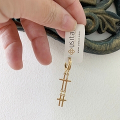 Argola pingente dupla de Cruz GLAMOUR folheada em ouro 18k- ARG0030D - comprar online
