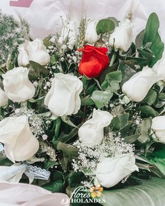Ramo de 15 Rosas de Tallo Largo + Corazón de piel (con Mix de Follaje) - comprar online