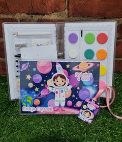 Kit com 8 maletas de colorir lembrancinha menina astronauta com 31 itens completo - Festinha Legal